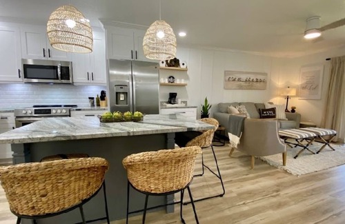 Apollo Beach Copropriété | Waterfront condo, gated, dock, lanai, newly remodeled, single story, 2 bd /2 ba.
