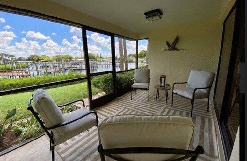Apollo Beach Copropriété | Waterfront condo, gated, dock, lanai, newly remodeled, single story, 2 bd /2 ba.