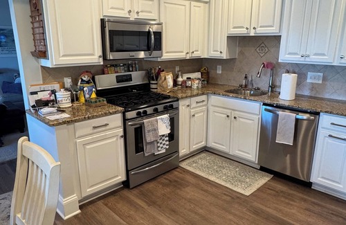Eastport Copropriété | Waterfront condo in Eastport, ONLY available for the Legislative session