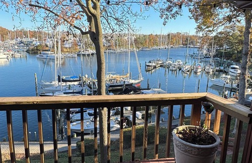Eastport Copropriété | Waterfront condo in Eastport, ONLY available for the Legislative session