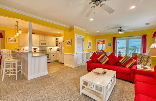 Hatteras Copropriété | Waterfront condo with pool, central AC, amazing views, & stylish decor