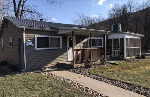 Swengel Cottage | Charmant chalet au bord de l'eau sur un coin de rue