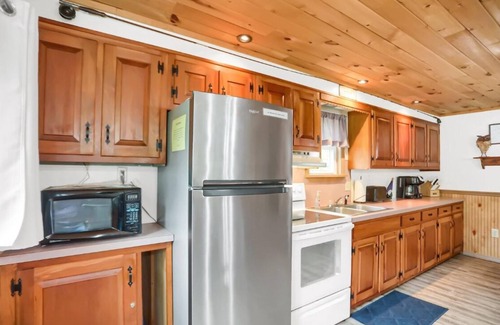 Swengel Cabine | Waterfront cottage on corner lot w/ hot tub, & fire pit. Pet friendly.