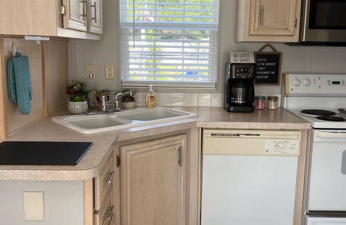 Deltona Lakes Cottage | Waterfront Cottage w/ fire pit, grill, community pool, hot tub & more! Dogs ok!