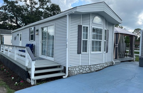 Deltona Lakes Cottage | Waterfront Cottage w/ fire pit, grill, community pool, hot tub & more! Dogs ok!