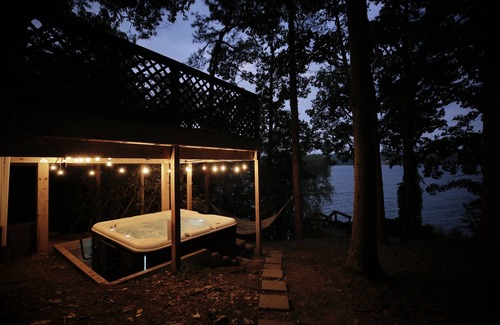 Burdett Maison | Waterfront Cottage with Hot Tub on Seneca Lake FLX Wine Trail