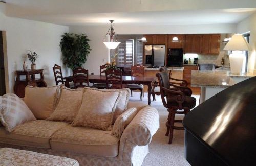 Discovery Bay Maison | waterfront elegance