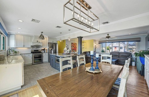 Massapequa Maison | Waterfront Escape in Long Island NY