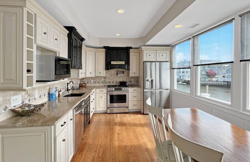 North End Maison | Waterfront escape, stylish bayfront home with panoramic water views