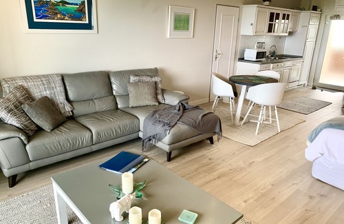 Whitianga Appartement | Waterfront fabulous view, spacious studio, heated pool & 10 mins walk into town.