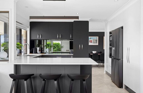 Runaway Bay Maison | Waterfront Family Home - Runaway Bay
