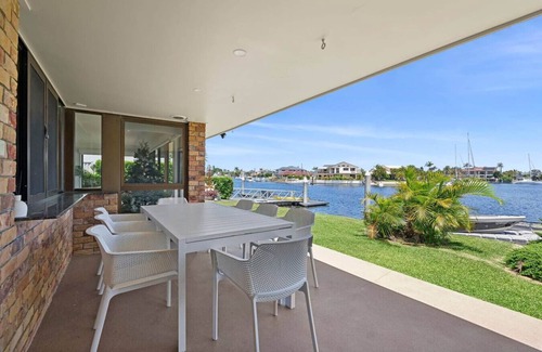 Runaway Bay Maison | Waterfront Family Home - Runaway Bay