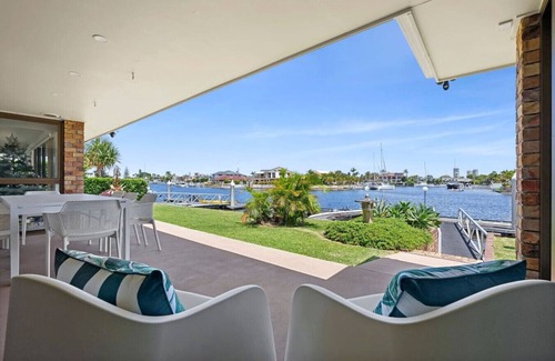 Runaway Bay Maison | Waterfront Family Home - Runaway Bay