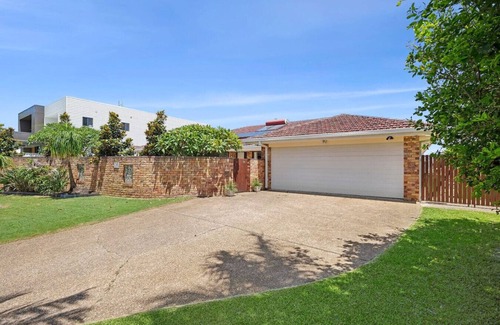 Runaway Bay Maison | Waterfront Family Home - Runaway Bay