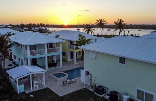 Treasure Cay Maison | WATERFRONT FAMILY COMPOUND 3 HOMES SLEEPS 30 WITH POOL, 3 BOAT SLIPS