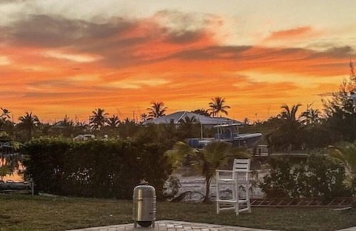 Treasure Cay Maison | WATERFRONT FAMILY COMPOUND 3 HOMES SLEEPS 30 WITH POOL, 3 BOAT SLIPS