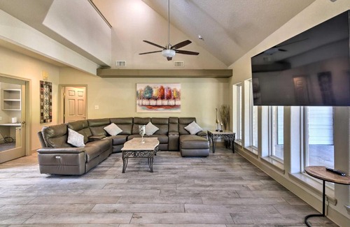 Hitchcock Maison | Waterfront Family Home with Patio in Hitchcock