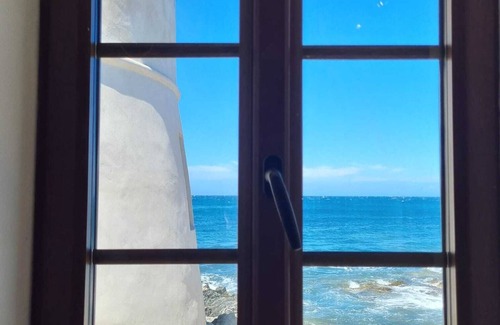 Barcaggio Maison | Maison de pêcheur les pieds dans l'eau
