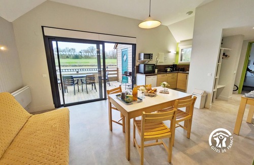Villiers-Charlemagne Cottage | Chalet au bord de l'eau avec pont levis, équipements pêche, 5-7 pers, proche commerces et loisirs