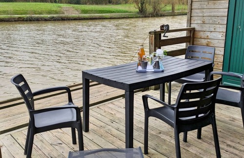 Villiers-Charlemagne Cottage | Chalet au bord de l'eau avec pont levis, équipements pêche, 5-7 pers, proche commerces et loisirs