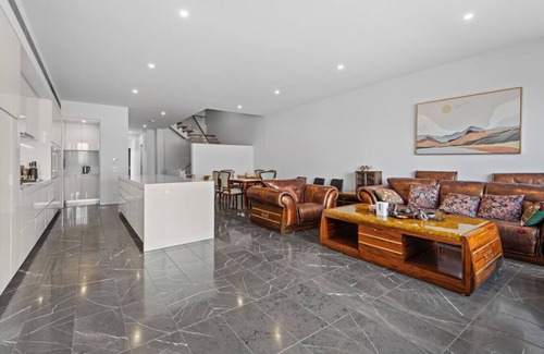 Docklands Maison | Mel130 5br/4ba Waterfront Bliss in Promenade
