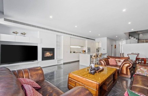 Docklands Maison | Mel130 5br/4ba Waterfront Bliss in Promenade