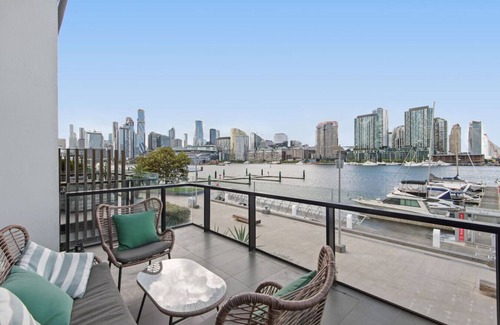Docklands Maison | Mel130 5br/4ba Waterfront Bliss in Promenade