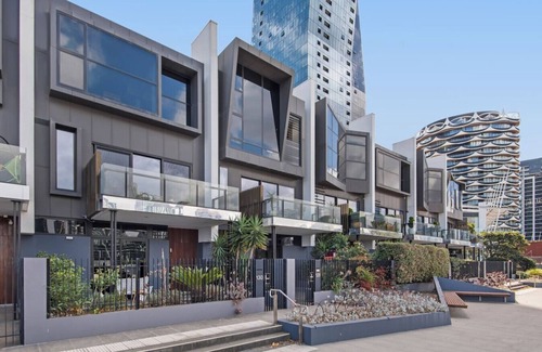 Docklands Maison | Mel130 5br/4ba Waterfront Bliss in Promenade