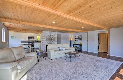 Gig Harbor Maison | Waterfront Gig Harbor Home w/ Furnished Deck