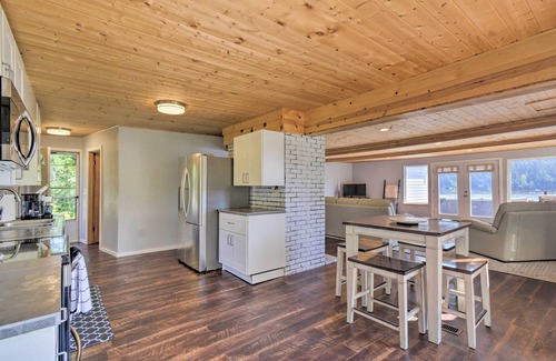Gig Harbor Maison | Waterfront Gig Harbor Home w/ Furnished Deck