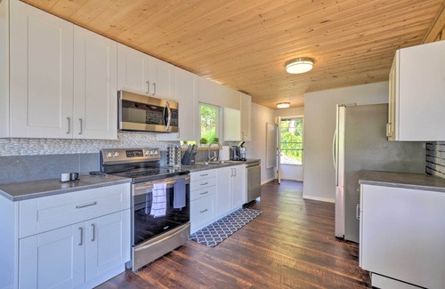 Gig Harbor Maison | Waterfront Gig Harbor Home w/ Furnished Deck