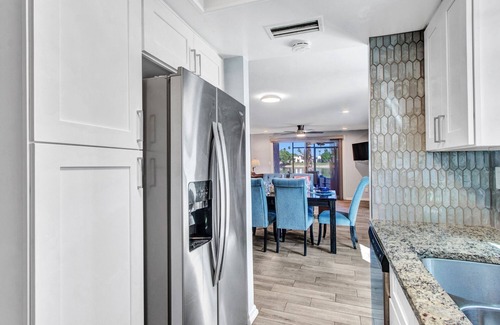 Desert Shores Copropriété | Waterfront, Ground Level, 2 Bedroom Condo