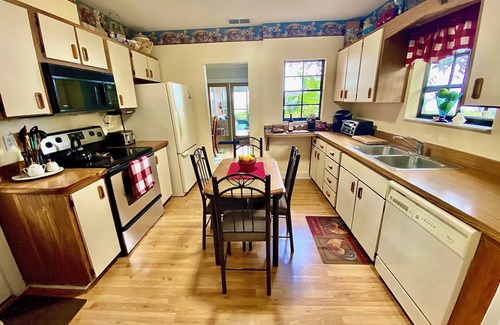 Safety Harbor Maison | Waterfront harbor cottage, walking distance to downtown, near to beaches & more!