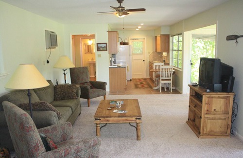 North Shore Colony Cottage | Cottage Waterfront Hatter Cove avec Embarcadère privatif