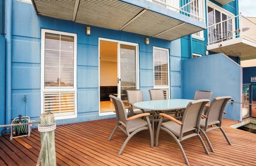 Patterson Lakes Appartement | Waterfront Haven with Deck, Marina Views & Parking