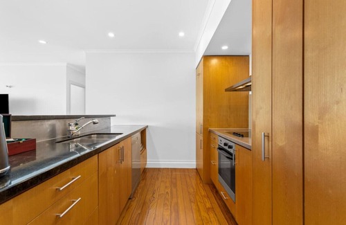 Auckland Central Business District Appartement | Waterfront Haven: Luxe 2BR