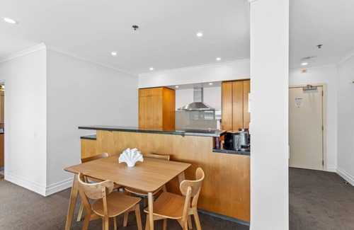 Auckland Central Business District Appartement | Waterfront Haven: Luxe 2BR