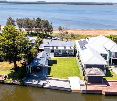 Chittaway Point Maison | Waterfront Holiday Home