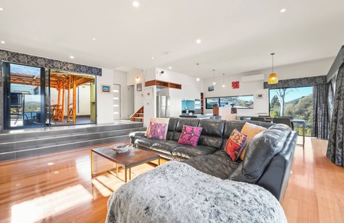 Lindisfarne Maison | Waterfront Home - Gorgeous Views - 2 Bedroom