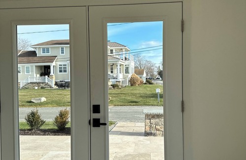 Saybrook Manor Maison | Waterfront home in the town of Old Saybrook, CT, walk to beach in a minute.