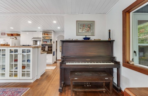 Seabeck Maison | Waterfront home on Hood Canal with great views, kayaks, SUPs, 4 decks - 1 Dog OK