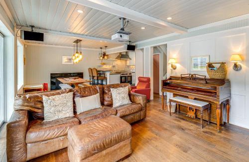 Bellingham Maison | Waterfront Home on Lake Samish with Hot Tub and Dock!