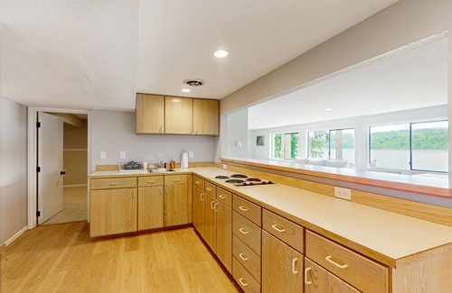Vashon Island Maison | Waterfront home with hot tub, deck pool table and firepit
