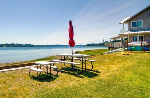 Belfair Maison | Waterfront Hood Canal Cottage Steps to the Beach!