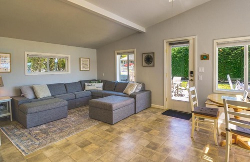 Belfair Maison | Waterfront Hood Canal Cottage Steps to the Beach!