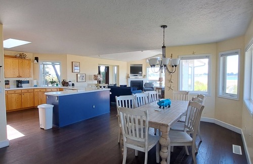 Lincoln City Cottage | Kayak sur la baie de Siletz, 3 de BR toutes avec des lits King, HOT TUB, Animaux Bienvenue!