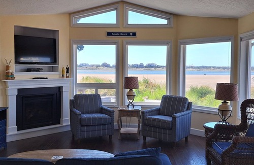 Lincoln City Cottage | Kayak sur la baie de Siletz, 3 de BR toutes avec des lits King, HOT TUB, Animaux Bienvenue!