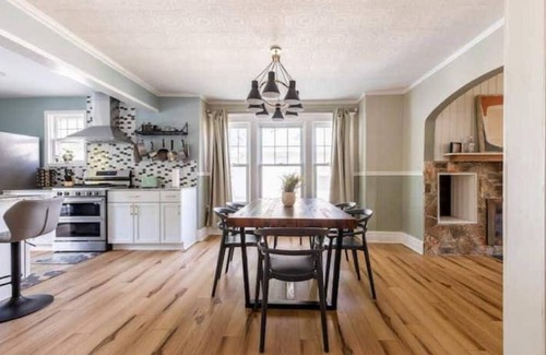 Tonawanda Maison | Waterfront house near the Niagara Falls/ Outlet Mall/ Plaza/ Bills Stadium
