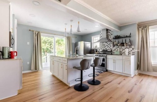 Tonawanda Maison | Waterfront house near the Niagara Falls/ Outlet Mall/ Plaza/ Bills Stadium