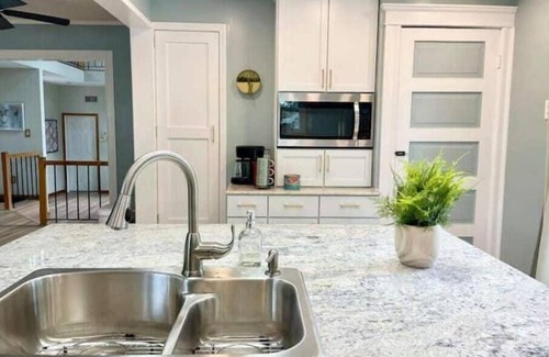 Tonawanda Maison | Waterfront house near the Niagara Falls/ Outlet Mall/ Plaza/ Bills Stadium